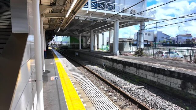 駅のホームに入ってくる電車