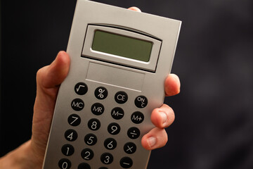 Hand mit Taschenrechner