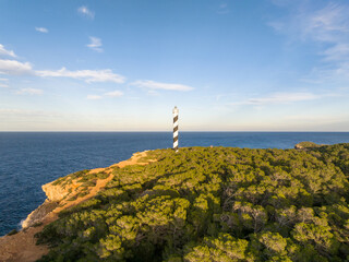 Faro Punta Moscater situado próximo a Sant Joan de Labritja, costa norte isla de Ibiza, en el...