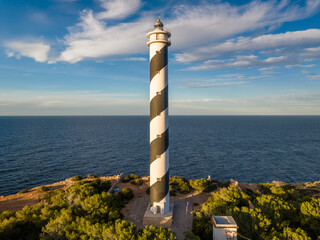 Faro Punta Moscater situado próximo a Sant Joan de Labritja, costa norte isla de Ibiza, en el...