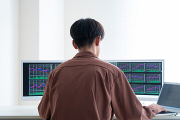 Fototapeta premium 投資をする若い男性