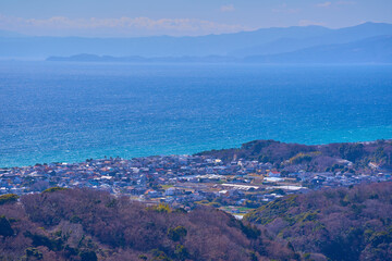 Obraz premium 神奈川県平塚市の高麗山公園(湘南平)から南西側の眺望(大磯町西小磯,真鶴半島,相模湾など)
