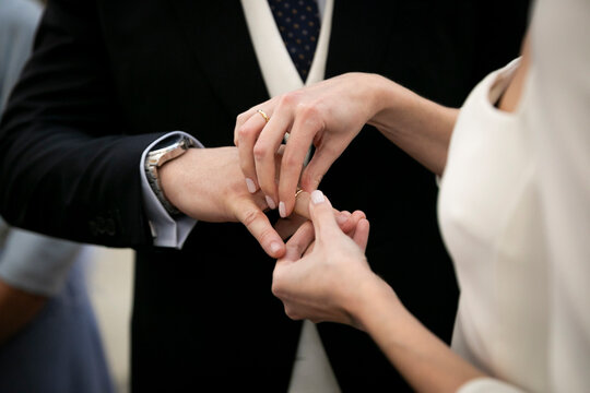 mano, boda, anillas, par, agiotaje, novia, amor, novio, digno, romance, ceremonia, gente, dedo, compromiso, junto, unidad, desposar, anillos, alianza, acci&oacute;n, casar, macro, zoom, 2