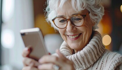 Señora de la tercera edad sonriente visualizando la pantalla de un celular moderno