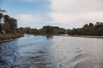 Obraz premium Open freshwater loch under cloudy sky, atmospheric Highland scenery