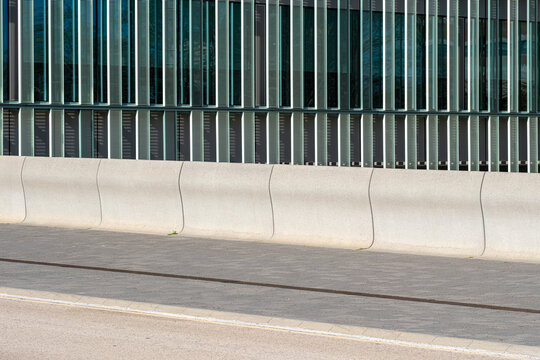 Minimalist urban background with architectural details, modern textures and clean lines, ideal for copyspace and commercial use in design or corporate projects.