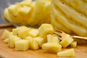 Ananas pokrojony w kostkę, egzotyczny owoc tropikalny, pyszna przekąska 