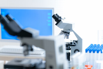 実験をする研究者