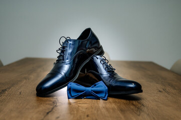 groom black shoes