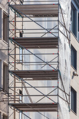 Weisse Abdeckplane, Baustelle, Baugerüst, Hausfassade, Deutschland