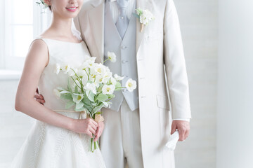結婚式をする新郎新婦