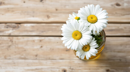 Obraz premium three white daisies in a glass jar on wooden surface