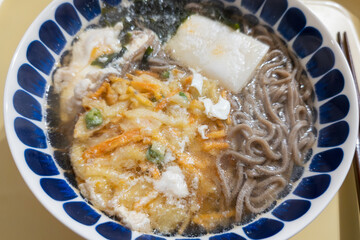 天ぷらと餅入りの温かい年越しそば