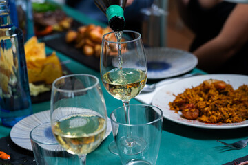 Vino, comida elegante 