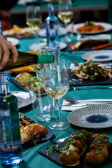 Mesa y comida elegante 