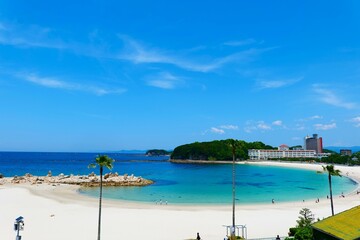 青い海と白い砂浜。白浜、和歌山、日本。5月下旬。