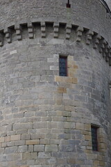 Rempart médiéval en pierre avec tour et château