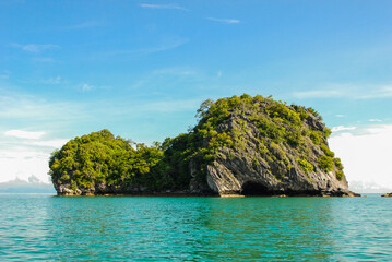 Obraz premium Tropical islands in the Gulf of Thailand, crystal clear blue water in Thailand surrounded by beaches and nature on a clear day.