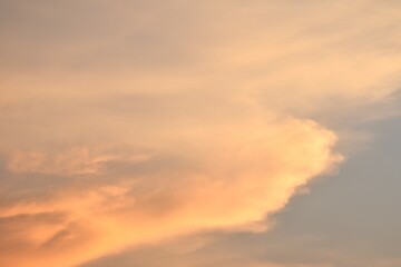 Obraz premium cloud spreading on twilight sunset sky in evening 