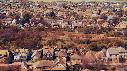 Obraz premium Panoramic autumn view of houses in Mukachevo, Zakarpattia, with mountain backdrop