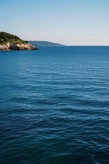 Naklejka premium there is a boat that is floating in the water near a hill