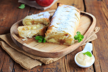 Blätterteig Apfelstrudel mit Vanillesauce