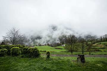 Paysage de montagne au lever du soleil, la brume se lève et roule sur la montagne