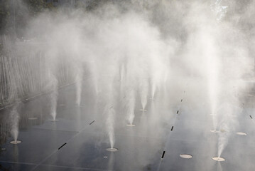 Jets de la fontaine à brume en été