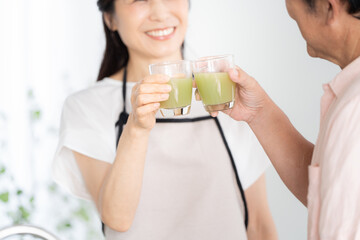 自作青汁を飲む50代夫婦