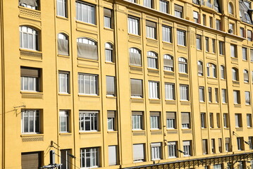 Façade ocre à Paris. France