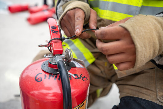 Uso correcto del extintor / Correct use of the fire extinguisher
