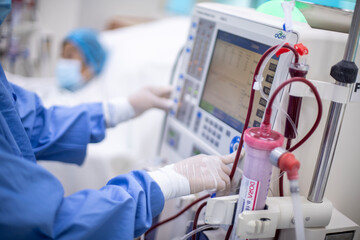 Personal de salud con máquina de hemodiálisis / Health personnel with hemodialysis machine