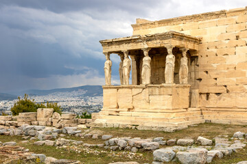 Obraz premium Caryatids of Erechtheion temple on Acropolis hill in Athens, Greece