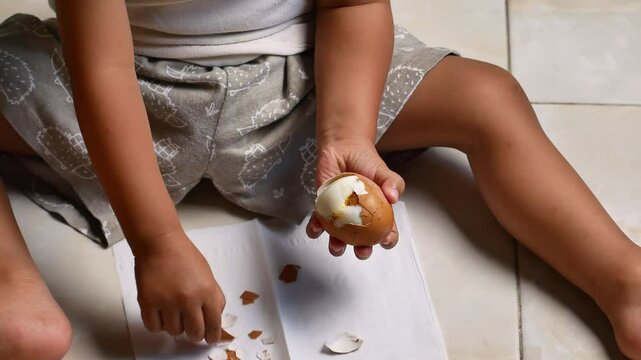 Toddlers peeling boiled eggs. How to train motor nerves by training children to peel boiled eggs.
