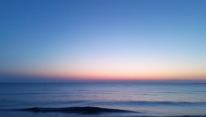 Obraz premium Twilight Over a Calm Ocean: Horizon with Gentle Waves