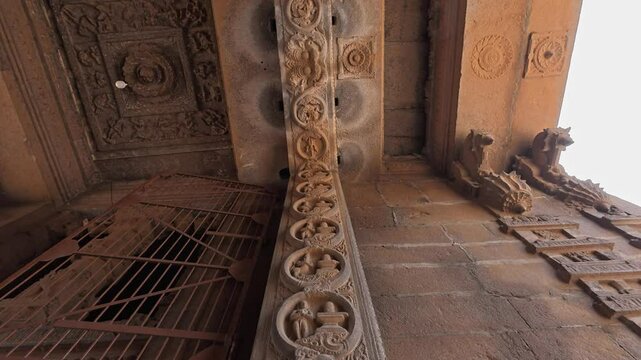Thirukalukundram is known for the Vedagiriswarar temple complex, popularly known as Kazhugu koil (Eagle temple). This temple consists of two structures, one at foot-hill and the other at top-hill.