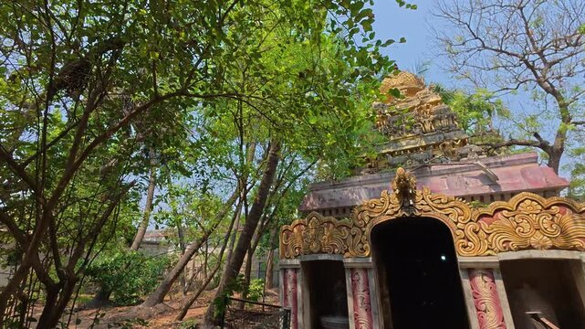 Thirukalukundram is known for the Vedagiriswarar temple complex, popularly known as Kazhugu koil (Eagle temple). This temple consists of two structures, one at foot-hill and the other at top-hill.