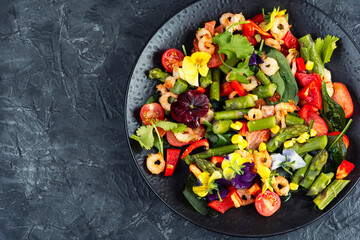 Delicious fresh salad with prawns and vegetables.