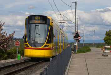 Ligne internationale 10 de transport du tramway de Bâle comptant 40 stations allant de Rodersdorf à Dornach. Ligne la plus longue. Desservant le village français de Leymen