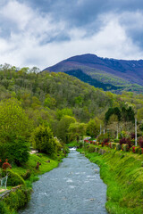 Rivière du Lez traversant le village ariégeois d’Audressein dans le Couserans