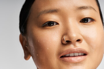 Obraz premium Captivating close up portrait of a young beautiful asian woman with an enchanting smile