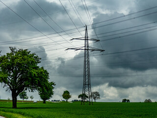 Hochspannungsmasten bei Regenwetter