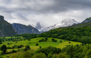 Panoramic View from Mirador del Pozo la Oraci&oacute;n Featuring Majestic Naranjo de Bulnes Peak.