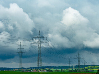 Hochspannungsmasten bei Regenwetter