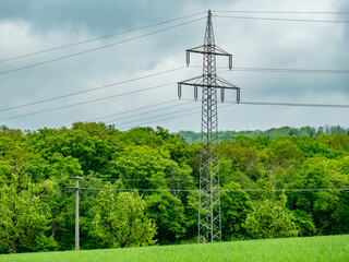 Hochspannungsmasten bei Regenwetter