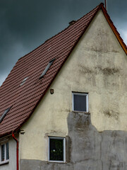 Feuchte und verschmutzte Hauswand an einem Altbau