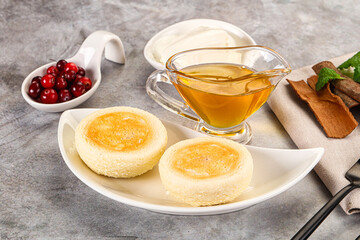 Roasted cheesecakes - Syrniki with honey