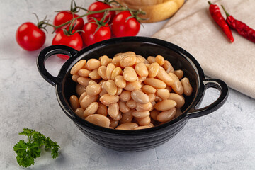 Canned white beans in the bowl