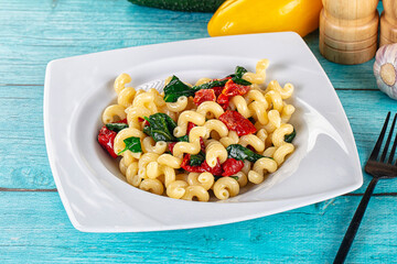 Pasta with spinach and tomato