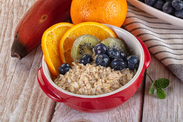 Oats porridge with blueberry, kiwi and orange